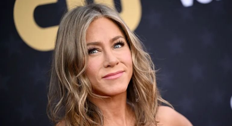 Shoulder Length Hair with Feathered Layers