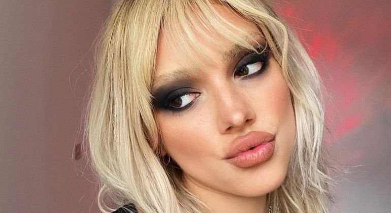 Why Extensions Fit the Messy Girl Trend So Well